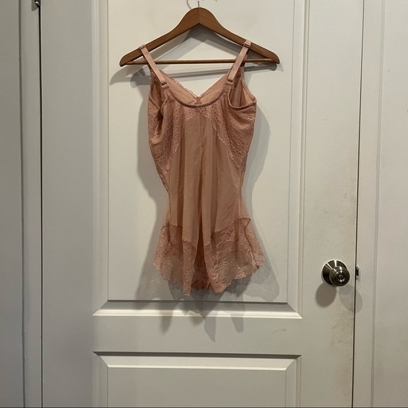 Spanx Spotlight On Lace Bodysuit - Picture 6 of 6